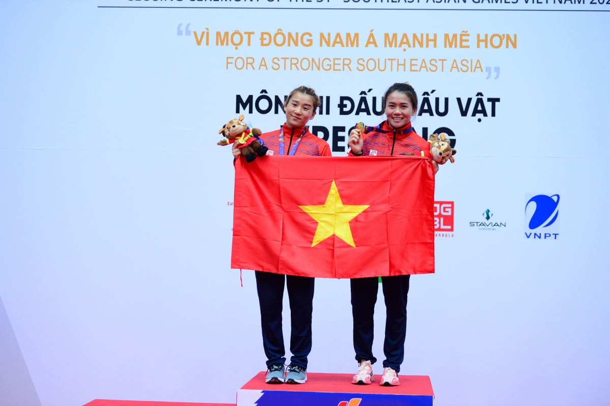 Hai chị em Mỹ Hạnh - Mỹ Trang mang về 2 HCV đầu tiên cho vật tự do nữ