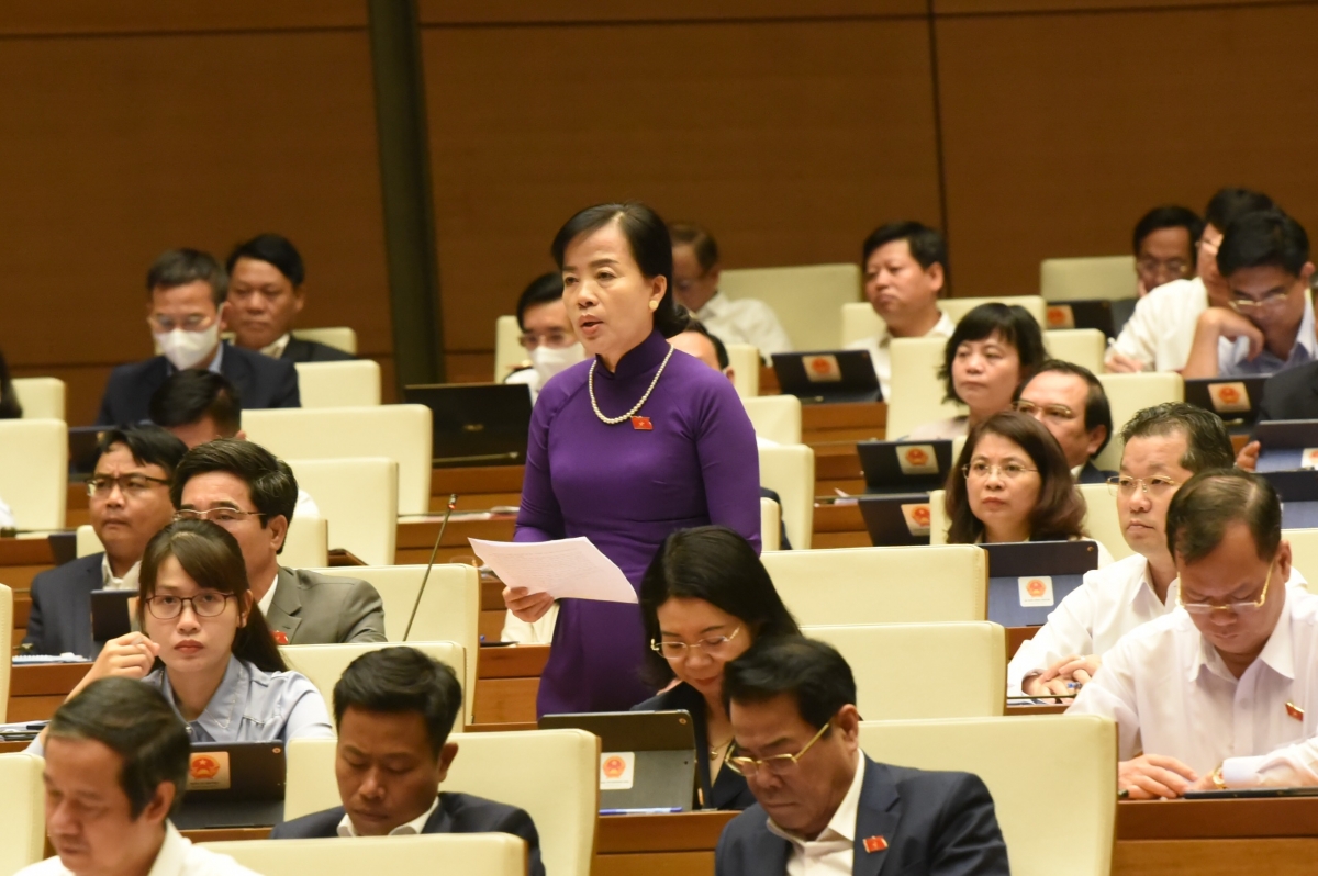Đại biểu Nguyễn Thị Kim Thúy, đoàn Đà Nẵng phát biểu tại hội trường chiều 23/5/2022 Ảnh: quochoi,vn