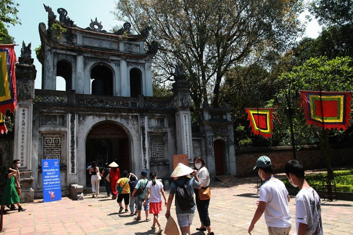 Mặc dù thời tiết nắng, nóng nhưng lực lượng bảo vệ làm nhiệm vụ vẫn hướng dẫn, nhắc nhở khách thực hiện các quy định xếp hàng mua vé, vào tham quan theo đúng tuyến và thực hiện các quy định phòng, chống dịch COVID-19.
