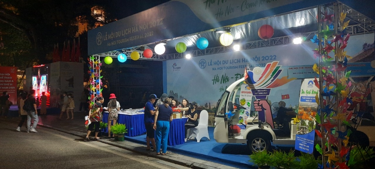Khách tìm hiểu thông tin tour tuyến du lịch tại các gian hàng trong Lễ hội Du lịch Hà Nội 2022