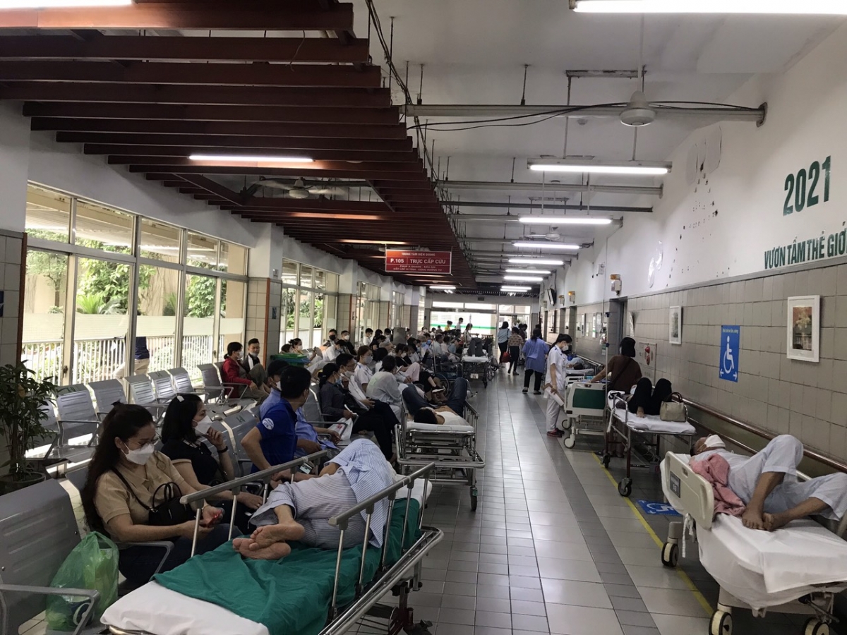 Quang cảnh chờ đợi tại Khu vực chụp Xquang, nhiều trường hợp phải chờ cả ngày mới đến lượt