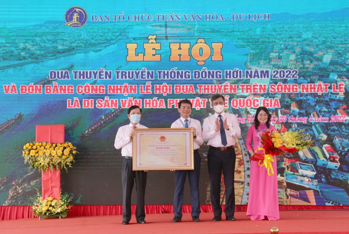 Lễ đón bằng công nhận Lễ hội đua thuyền trên sông Nhật Lệ là Di sản văn hóa phi vật thể quốc gia