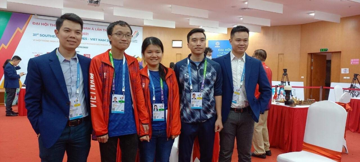 Phạm Lê Thảo Nguyên và Nguyễn Ngọc Trường Sơn (áo đỏ)