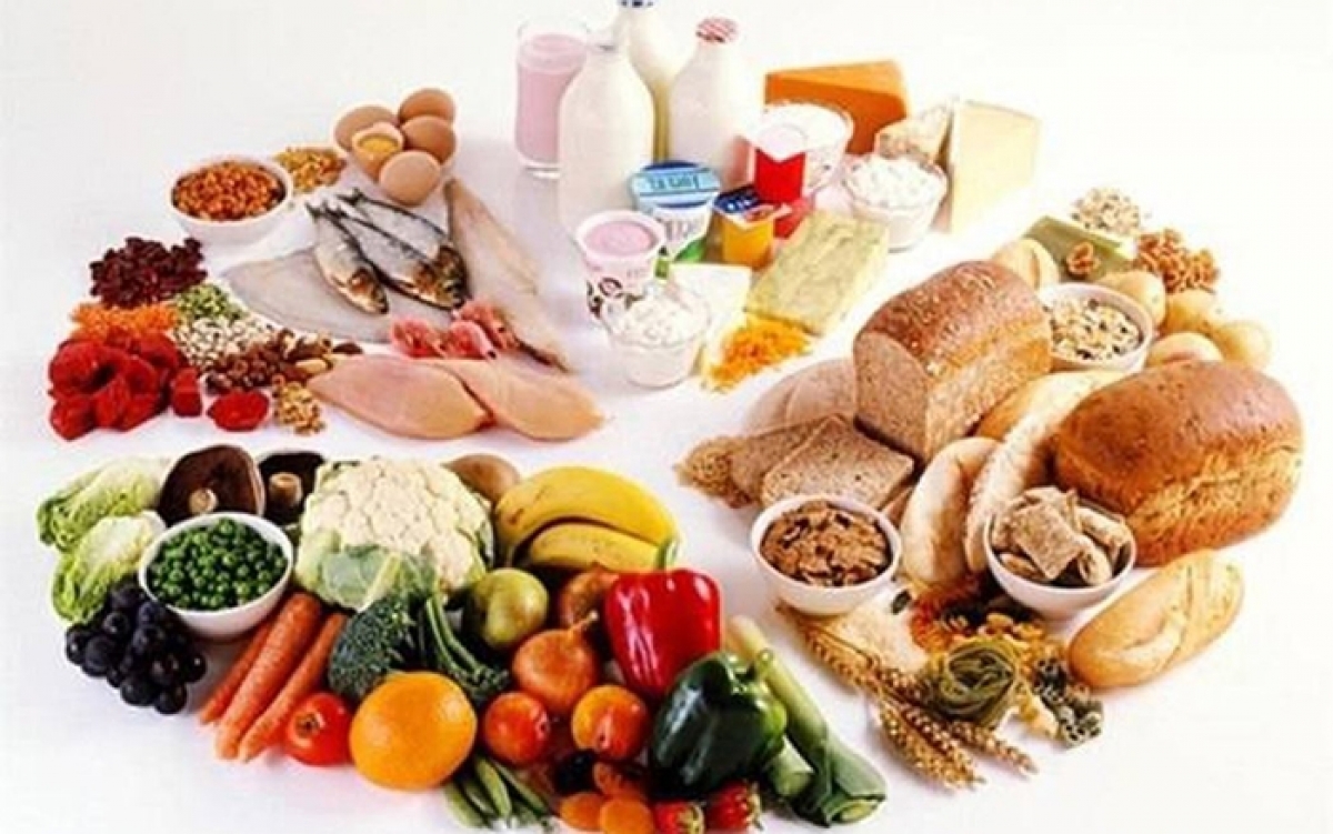 Ăn đủ 4 nhóm dinh dưỡng sẽ cung cấp đủ năng lượng và duy trì hệ miễn dịch cho cơ thể
