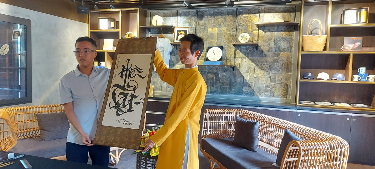 Sự kết hợp giữa Thư pháp và Graffiti trên cùng một tác phẩm của Ngẫu Thư Nguyễn Thanh Tùng và Đỗ Thế Thành, Admin fanpage - group: Graffiti Việt Nam