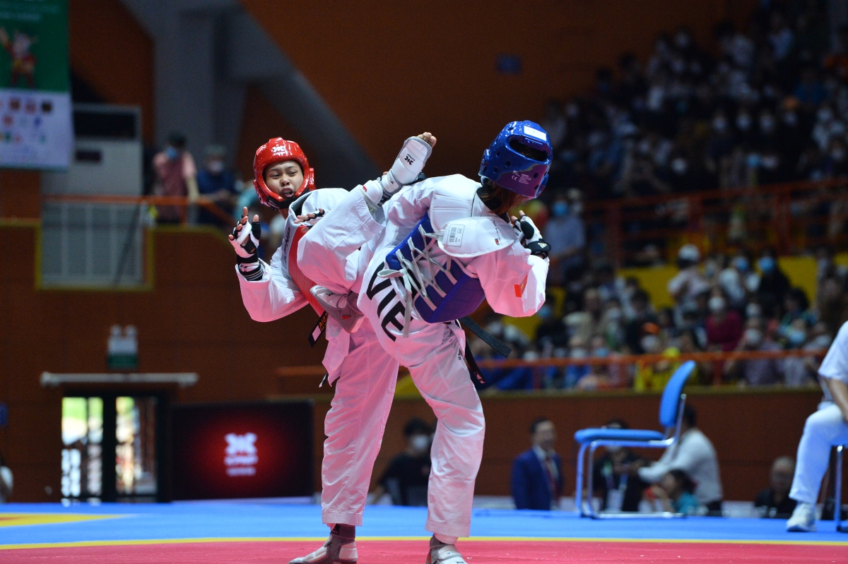 Trương Thị Kim Tuyền (giáp xanh) giành HCV đối kháng đầu tiên cho đội tuyển Taekwondo Việt Nam