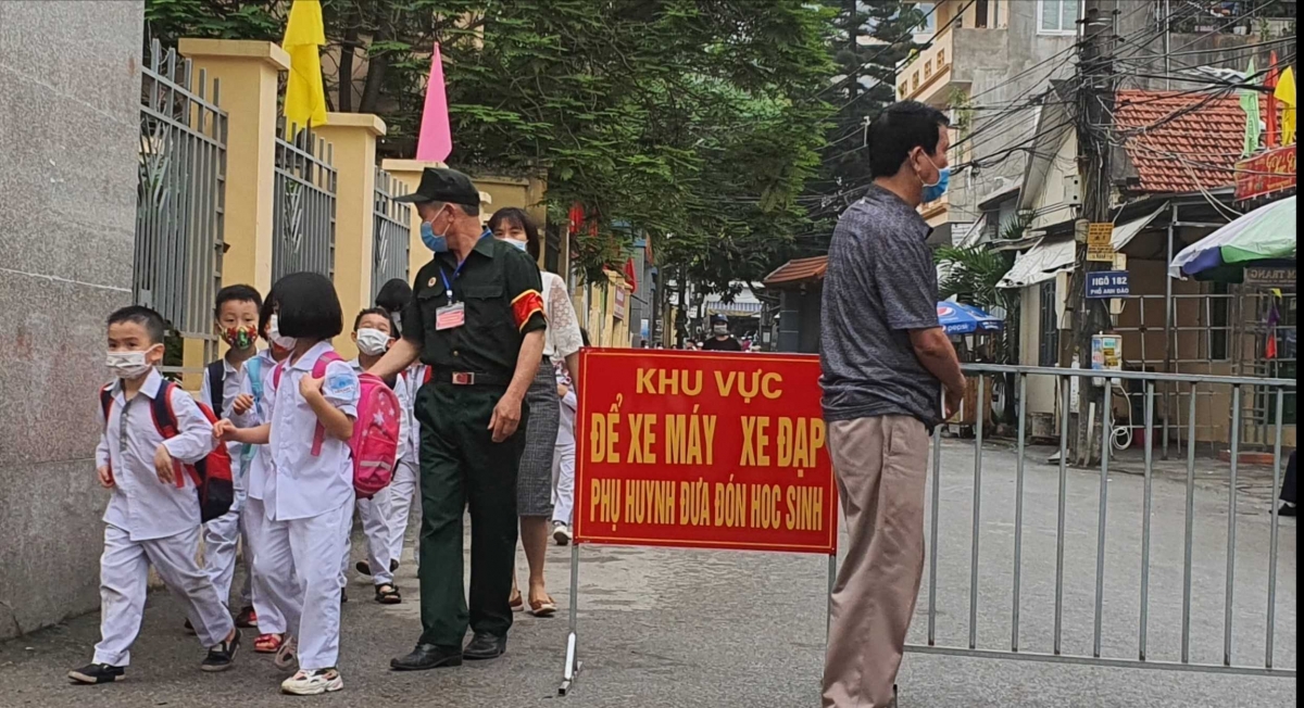 Cựu chiến binh thị xã tham gia giữ gìn trật tự an toàn giao thông trước cổng trường