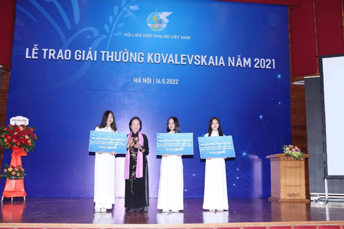 Nguyên Phó Chủ tịch nước Nguyễn Thị Doan trao học bổng cho 3 nữ sinh