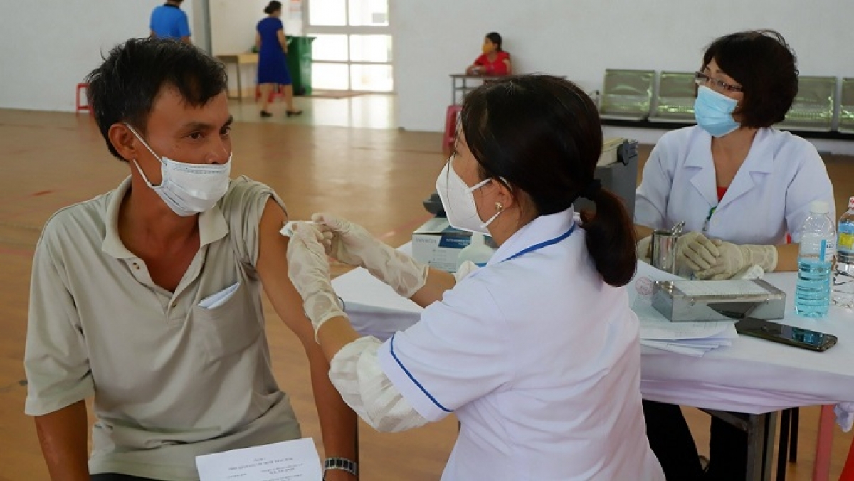 Nhiều người dân sau khi tiêm vaccine mũi cơ bản hoặc đã từng mắc Covid-19 bắt đầu chủ quan, lơ là trong việc áp dụng các biện pháp phòng bệnh, chưa tham gia tích cực vào việc tiêm vaccine mũi 3, mũi 4, kể cả tiêm vaccine cho trẻ em.