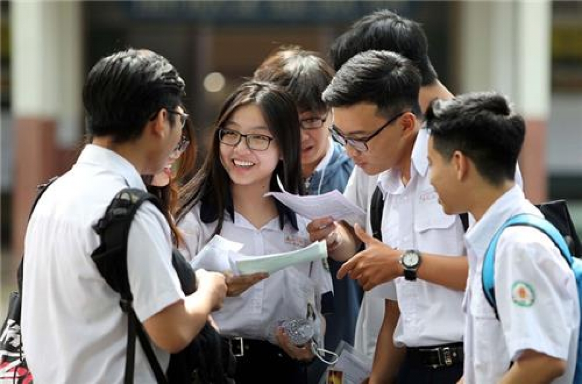 Thí sinh F1 chỉ được phép bỏ khẩu trang trong khi làm bài thi, khi phát biểu phải đeo khẩu trang