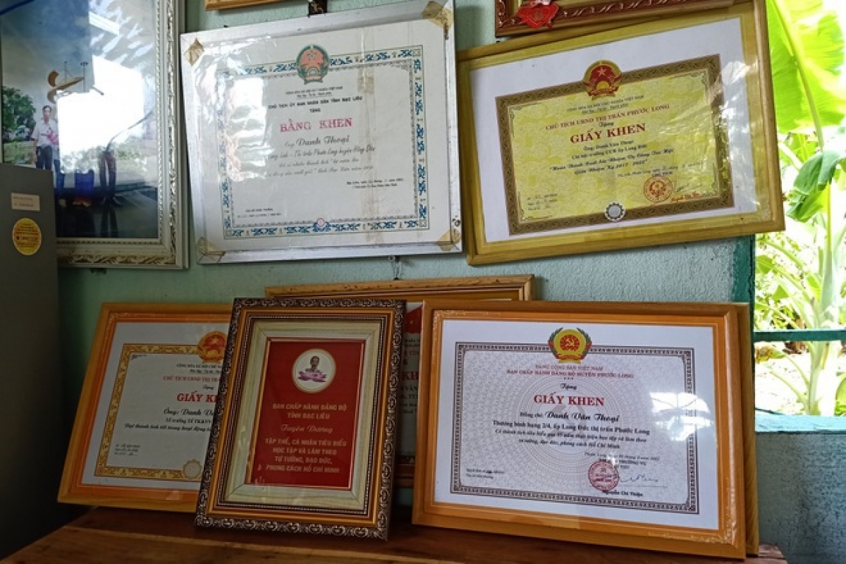 Nhiều bằng khen, giấy khen mà ông Danh Văn Thoại đã được nhận