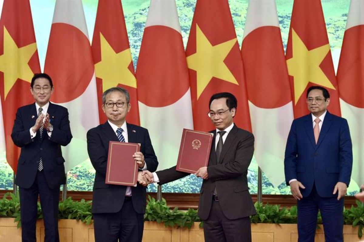Thứ trưởng Hoàng Minh Sơn và Đại sứ Nhật Bản Yamada Takio trao đổi Công hàm về Dự án tăng cường năng lực trong lĩnh vực nghiên cứu hàn cho Trường Đại học Bách khoa Hà Nội