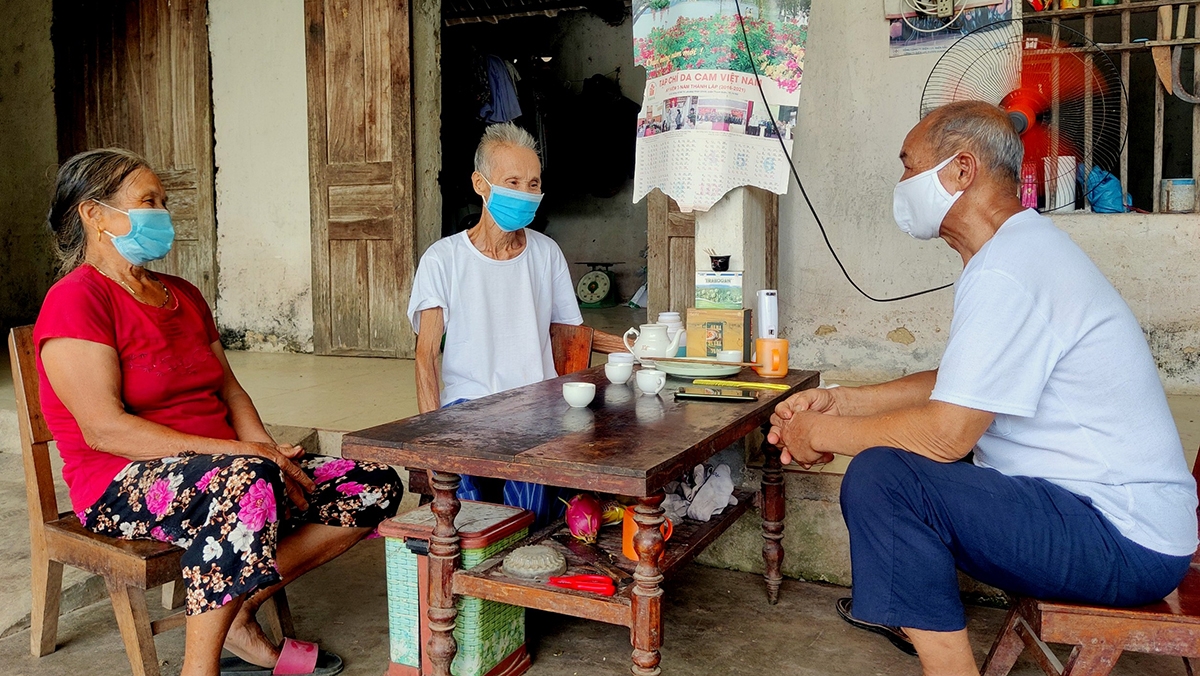 Ông Mai Xuân Dần đại diện Hội Nạn nhân chất độc da cam/dioxin xã Mỹ Bằng đến thăm hỏi, động viên gia đình hội viên có hoàn cảnh khó khăn