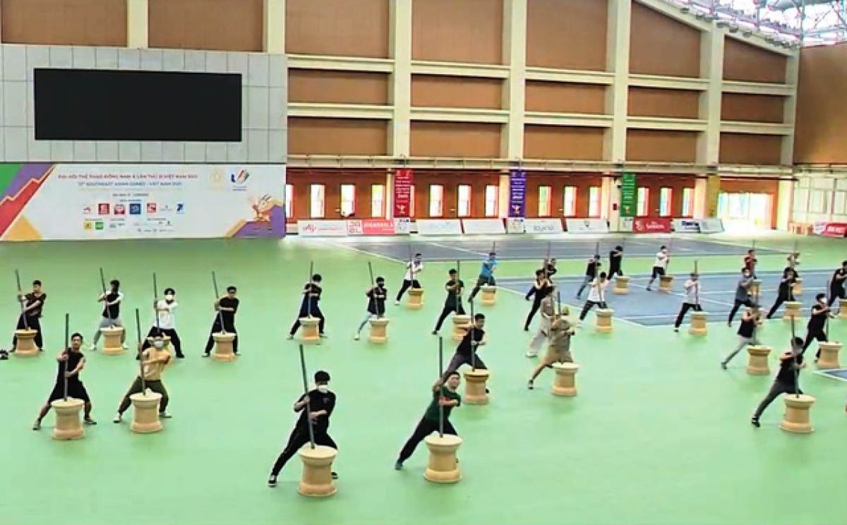Các diễn viên thường xuyên phải tập 2 ca (có hôm là 3 ca)