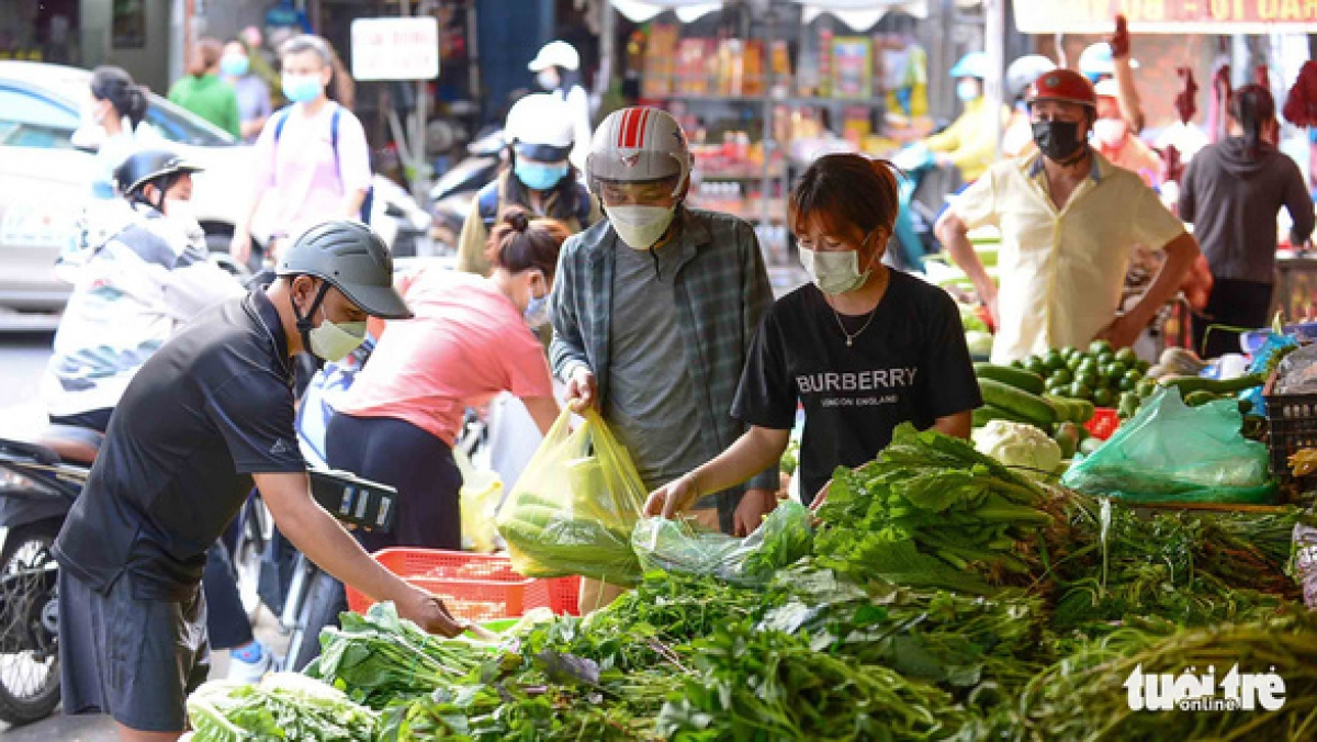 Giá xăng dầu đã tăng lên mức chưa từng có, tạo thêm áp lực lên giá sinh hoạt. Ảnh: tuoitre.vn