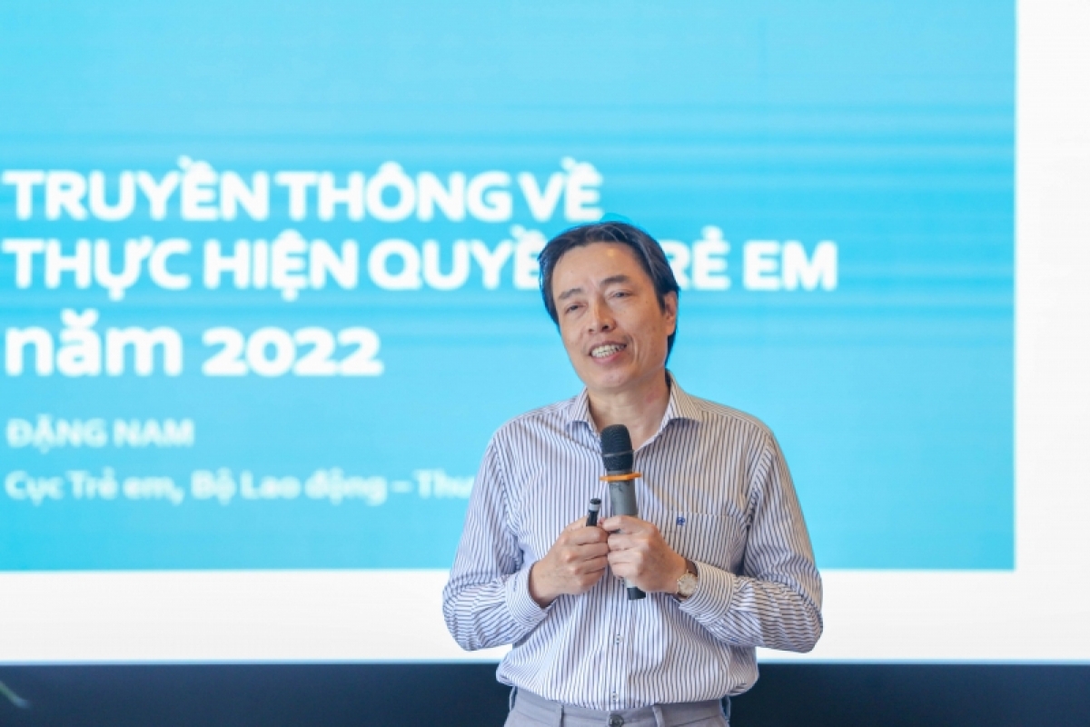 Cục trưởng Cục Trẻ em Đặng Hoa Nam trao đổi với báo chí