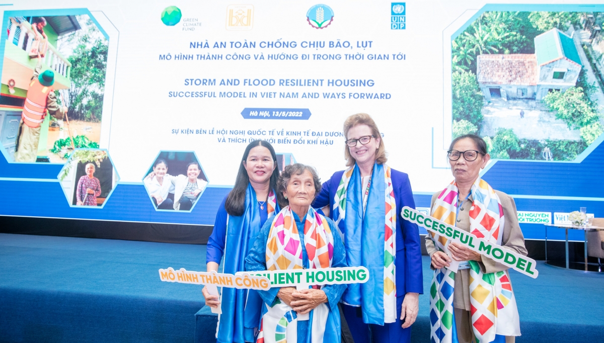 Bà Caitlin Wiesen, Trưởng đại diện Chương trình Phát triển Liên Hợp Quốc (UNDP) tại Việt Nam và các địa biểu tham gia sự kiện