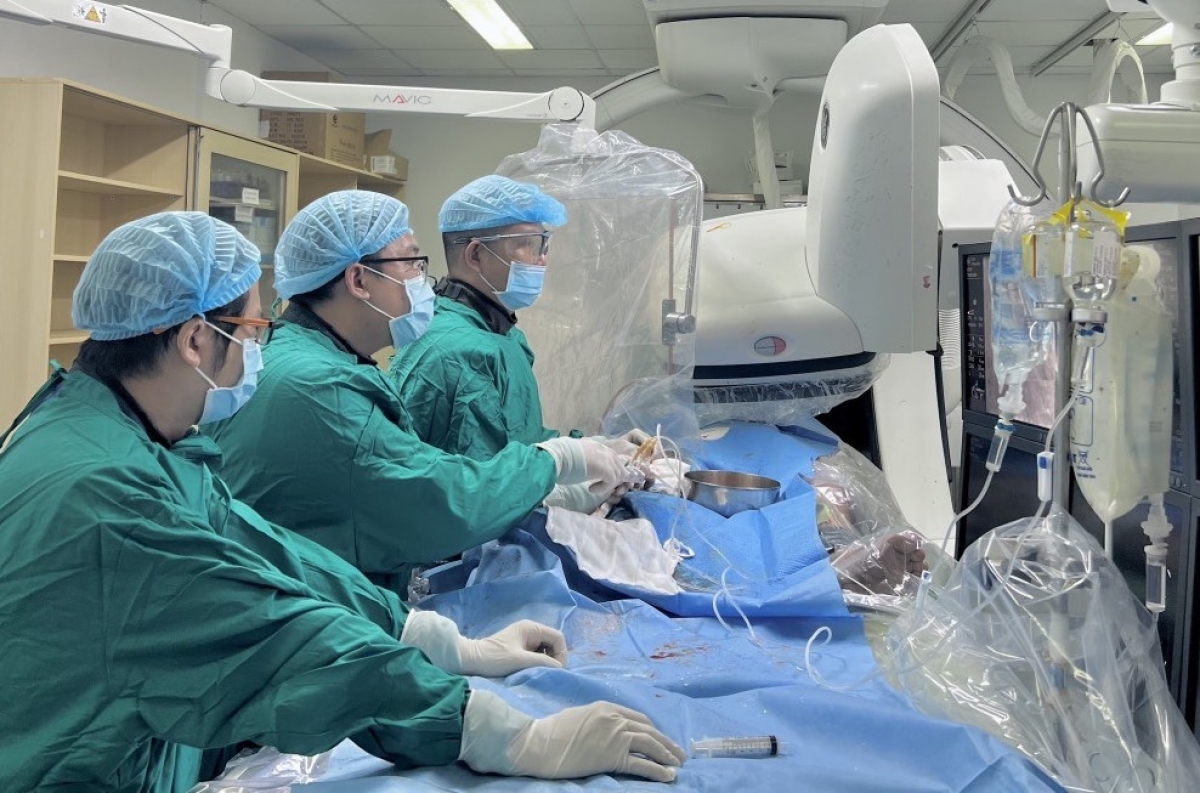 Ê kip can thiệp tim mạch Bệnh viện đa khoa TP. Cần Thơ đang can thiệp cho bệnh nhân