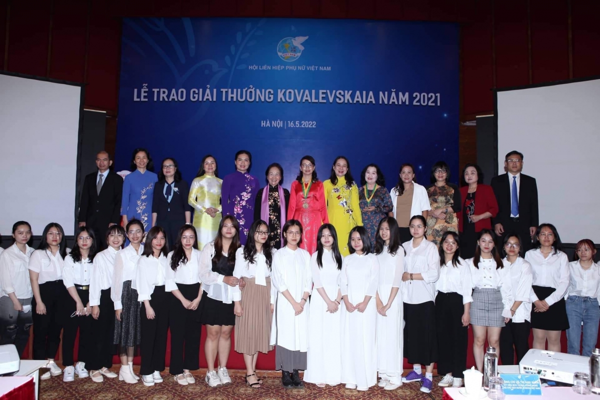 Vinh dự được tham dự lễ trao giải thưởng và được nhận học bổng Kovalevskaia