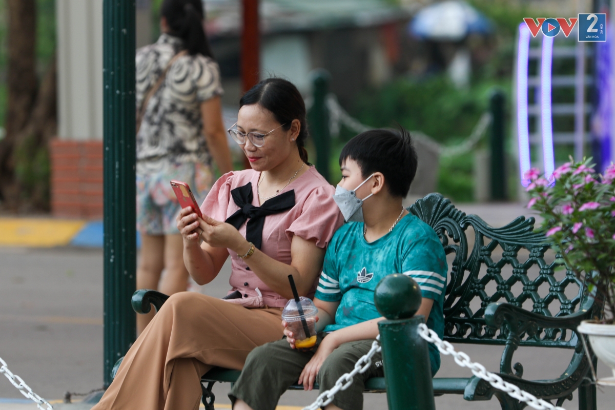 Chị Nguyễn Thị Hồng ở quận Tây Hồ cho biết “Khi đến với Phố đi bộ Trịnh Công Sơn tôi rất háo hức, tôi thấy lần mở cửa trở lại này có nhiều cái mới hơn, tầm vóc hơn”.