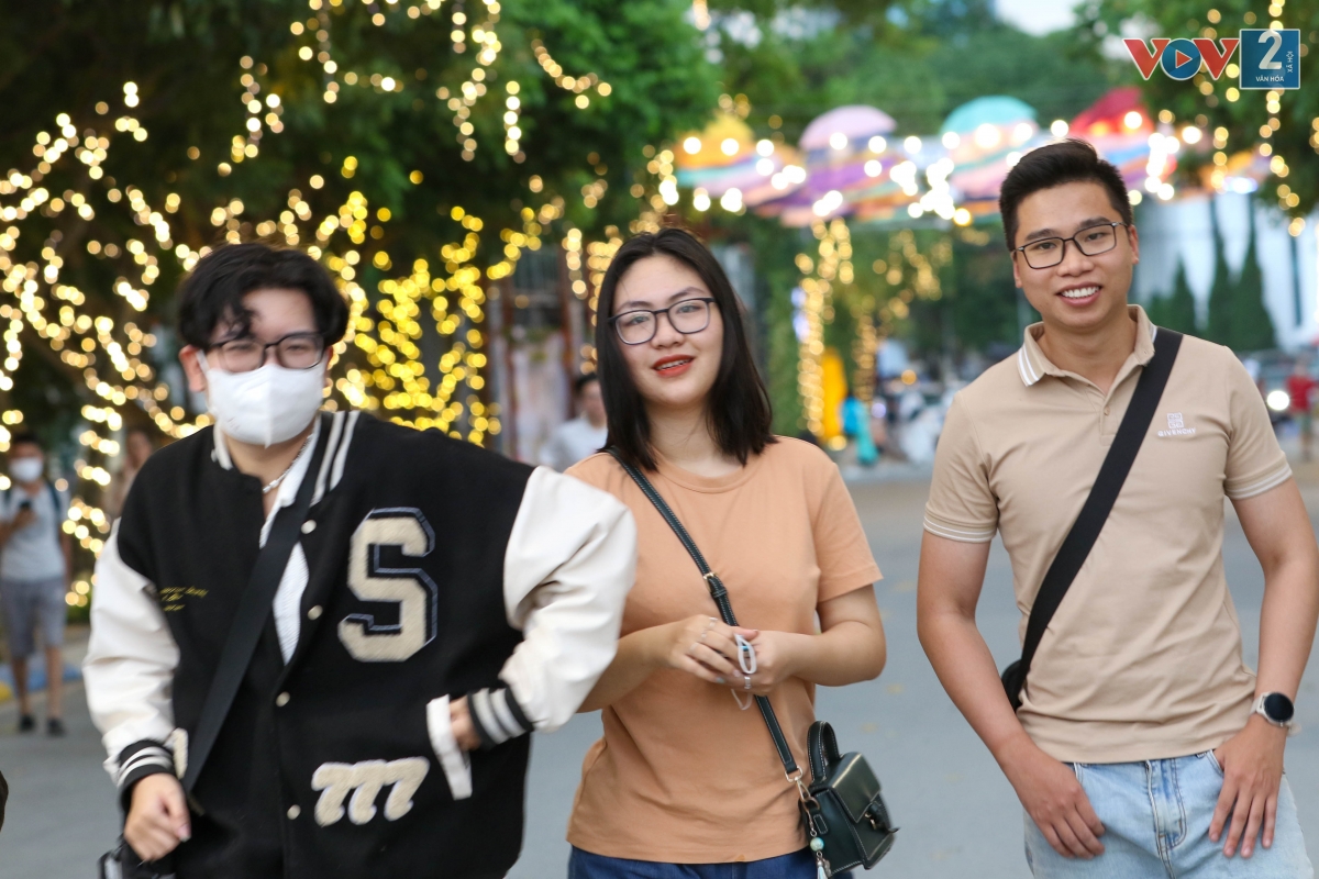 Biết được thông tin phố đi bộ Trịnh Công Sơn mở cửa trở lại qua facebook Bùi Phương Anh, ở quận Cầu Giấy, HN chia sẻ: “Em cũng yêu mến người nhạc sĩ tài hoa này nên quyết định cùng bạn bè tới đây vui chơi, trải nghiệm, khi đến đây em thấy không gian rộng rãi, thoáng đãng hơn các phố đi bộ khác”.