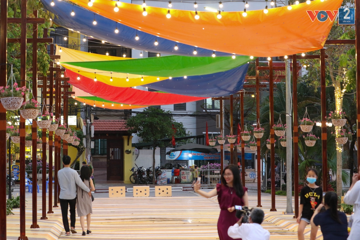 Hệ thống đèn led trang trí theo hàng cây và cột điện làm sáng không gian tuyến ngay cả những ngày không diễn ra phố đi bộ.