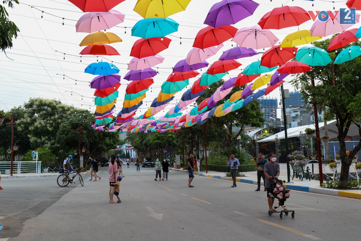 Đoạn đường trang trí đèn, mái che bằng những chiếc ô nhiều màu sắc.