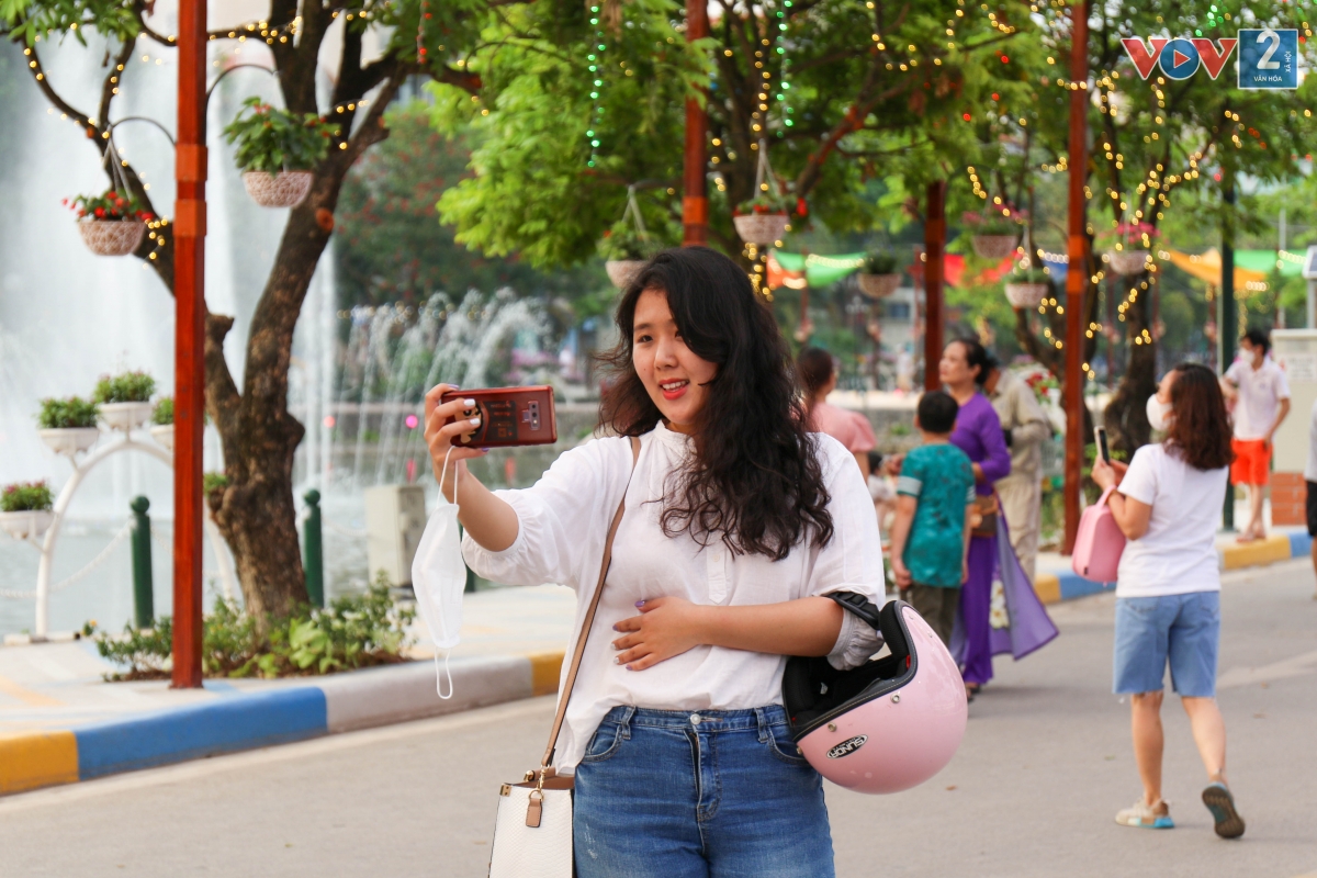 Nhiều bạn trẻ đã tìm đến chụp ảnh, check-in khi bố đi bộ chính thức mở cửa trở lại.