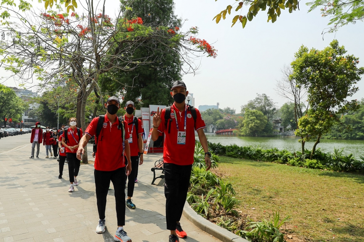 Hơn 30 VĐV Thái Lan đã có mặt tại Quảng trưởng Đông Kinh Nghĩa Thục để lên xe buýt 2 tầng trải nghiệm ngắm Hà Nội.