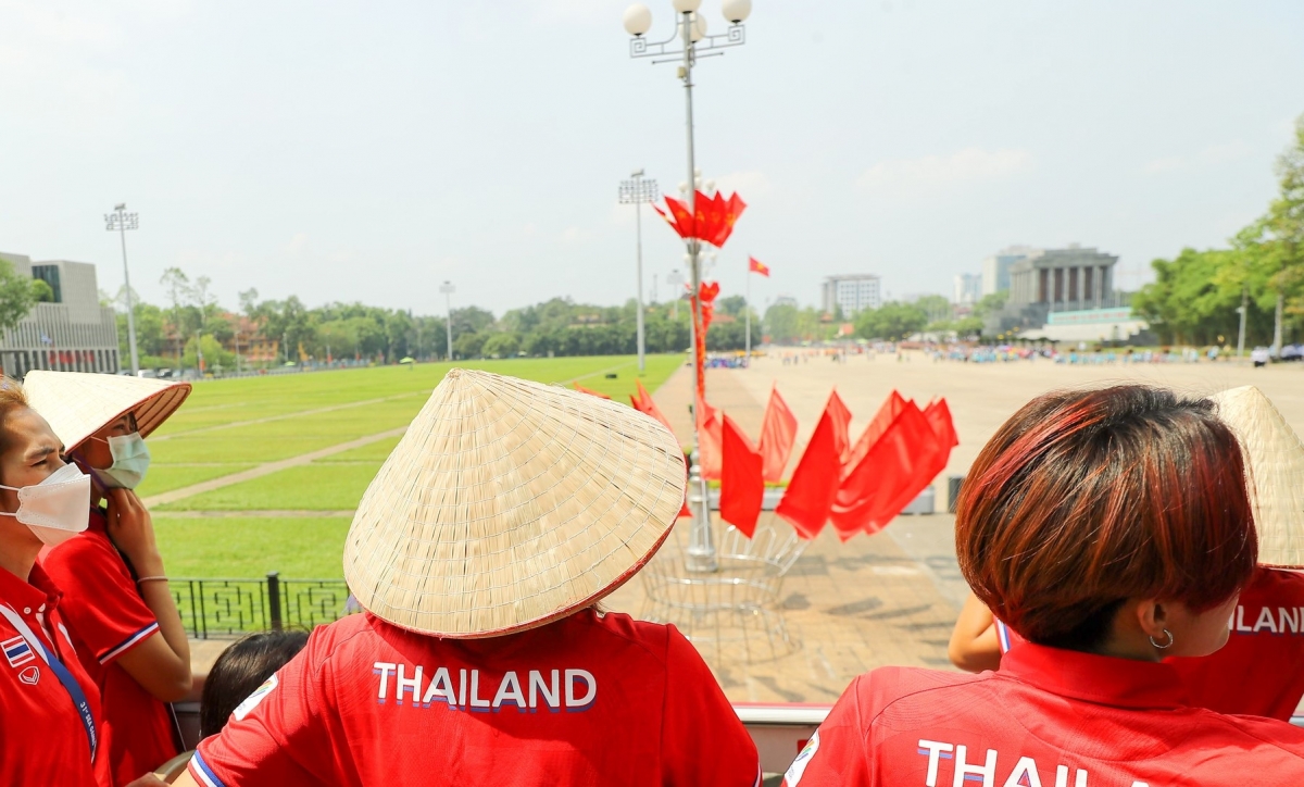 Đoàn xe đi qua Lăng Chủ tịch Hồ Chí Minh.