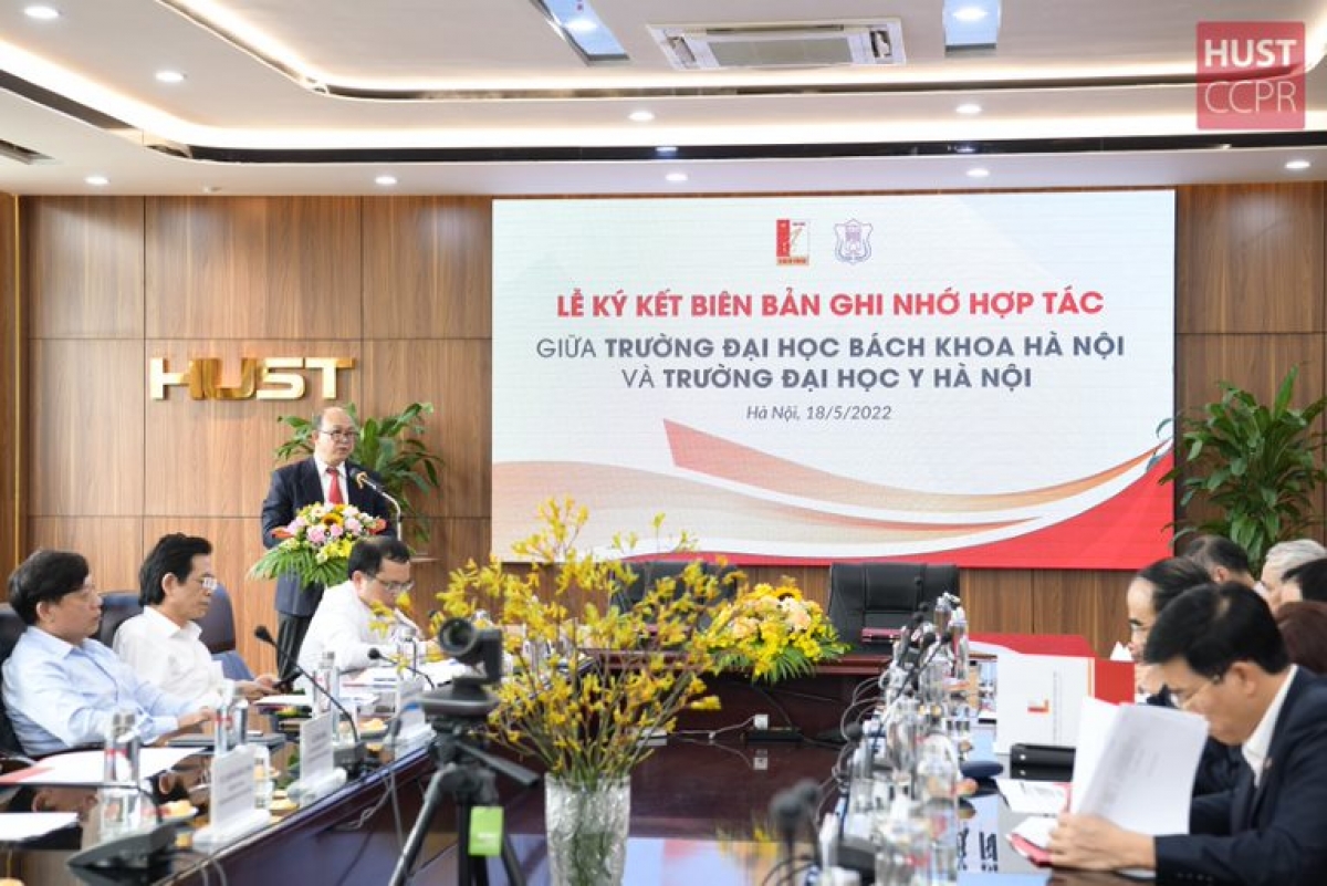 PGSTS Huỳnh Quyết Thắng - Hiệu trưởng trường ĐH Bách khoa Hà Nội phát biểu tại lễ ký kết 