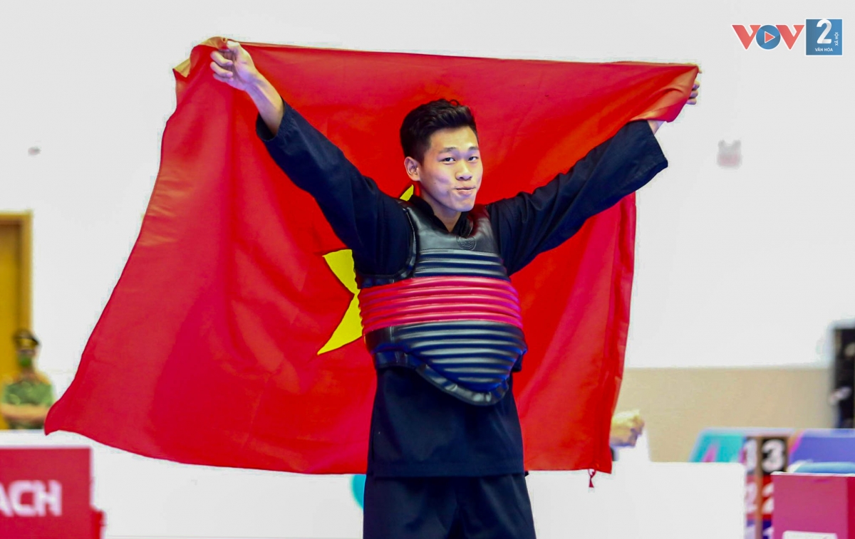Nam võ sĩ Nguyễn Tấn Sang tiếp nối thành công cho Pencak Silat Việt Nam với tấm HCV hạng cân 75-80kg mà không cần phải thi đấu do đối thủ người Singapore Bin Sheil Alau'ddin bỏ cuộc vì chấn thương.