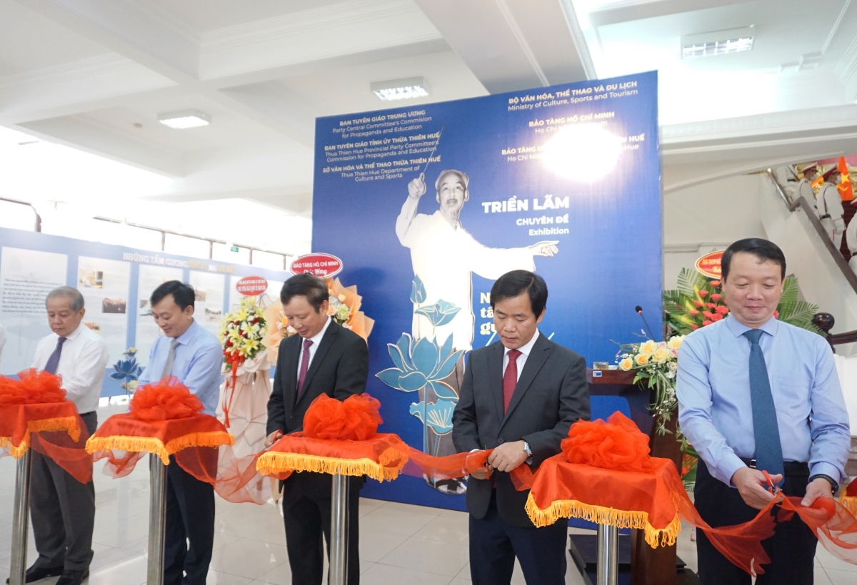 Cắt băng khai mạc triển lãm