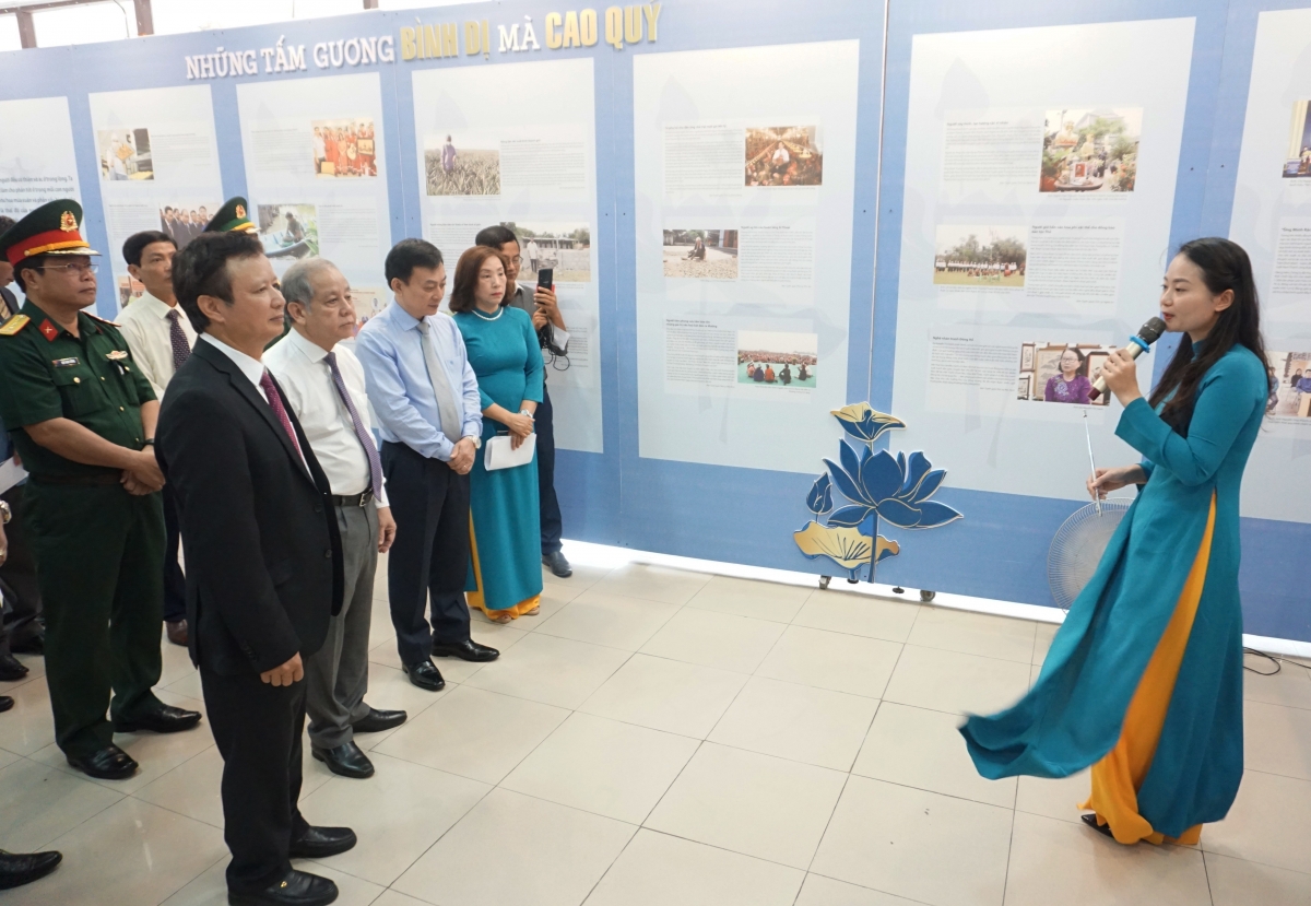 Triển lãm “Những tấm gương bình dị mà cao quý”