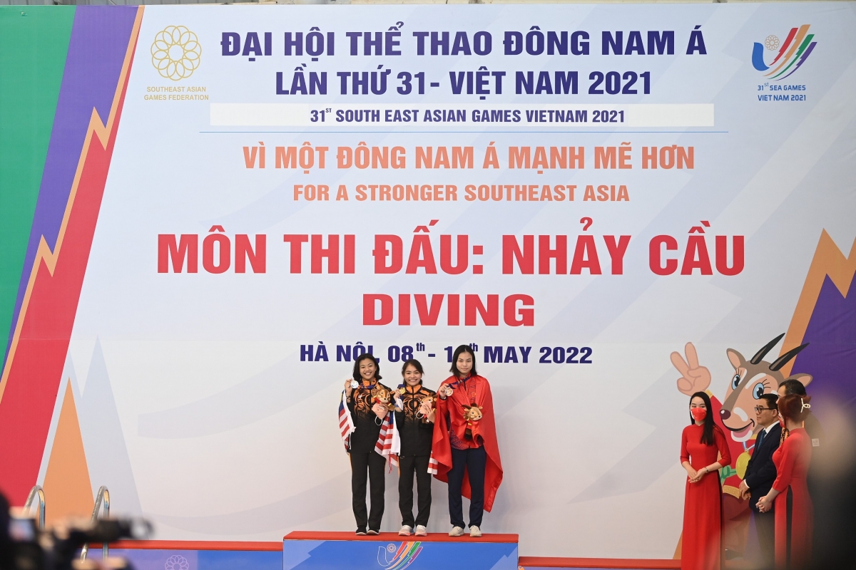 Ngô Phương Mai (phải) giành được tổng số điểm 224, giành huy chương đồng
