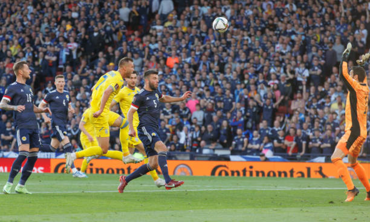Andriy Yarmolenko tâng bóng qua người thủ môn Craig Gordon (Ảnh: Internet)