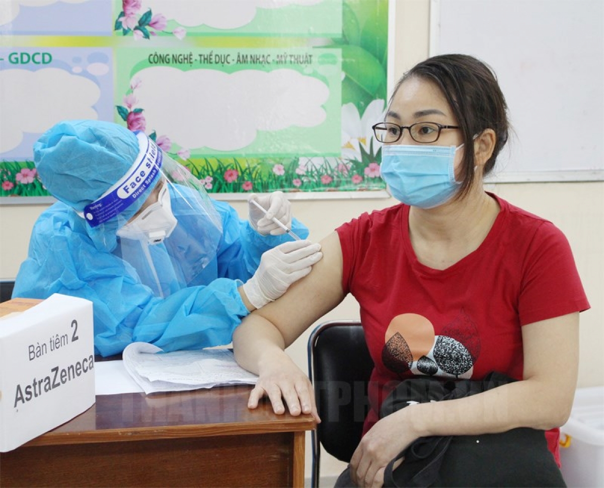 Người dân cần nâng cao biện pháp dự phòng cá nhân, tiêm mũi vaccine Covid-19 nhắc lại để giảm nguy cơ mắc bệnh, nhất là trong lúc số ca nhiễm và bệnh nhân nặng đang có dấu hiệu tăng trở lại