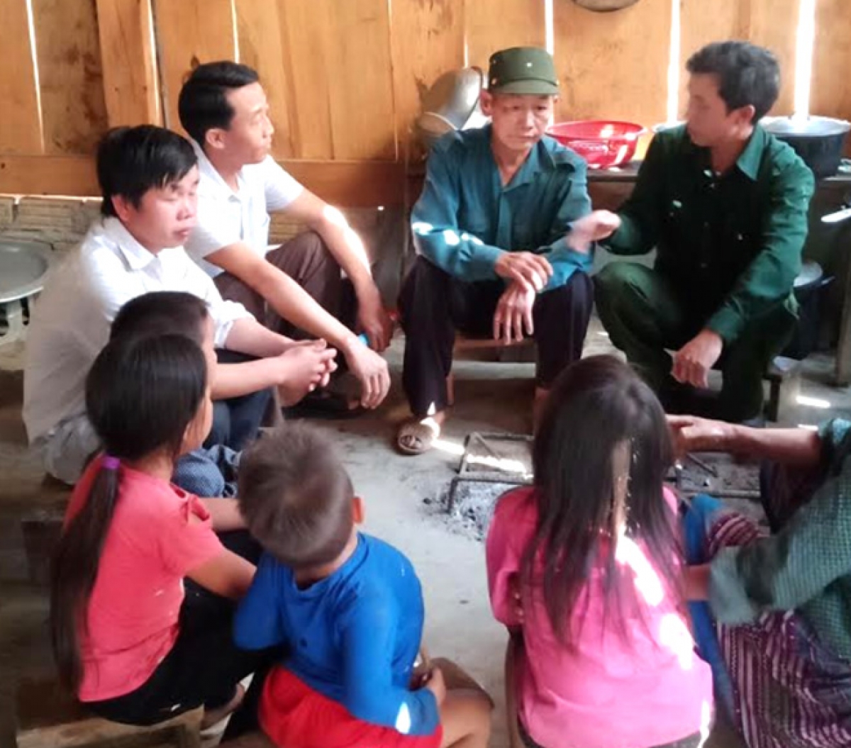 Cựu chiến binh "đi từng ngõ, gõ từng nhà" để tuyên truyền cho người dân tác hại của ma túy
(Ảnh KT)