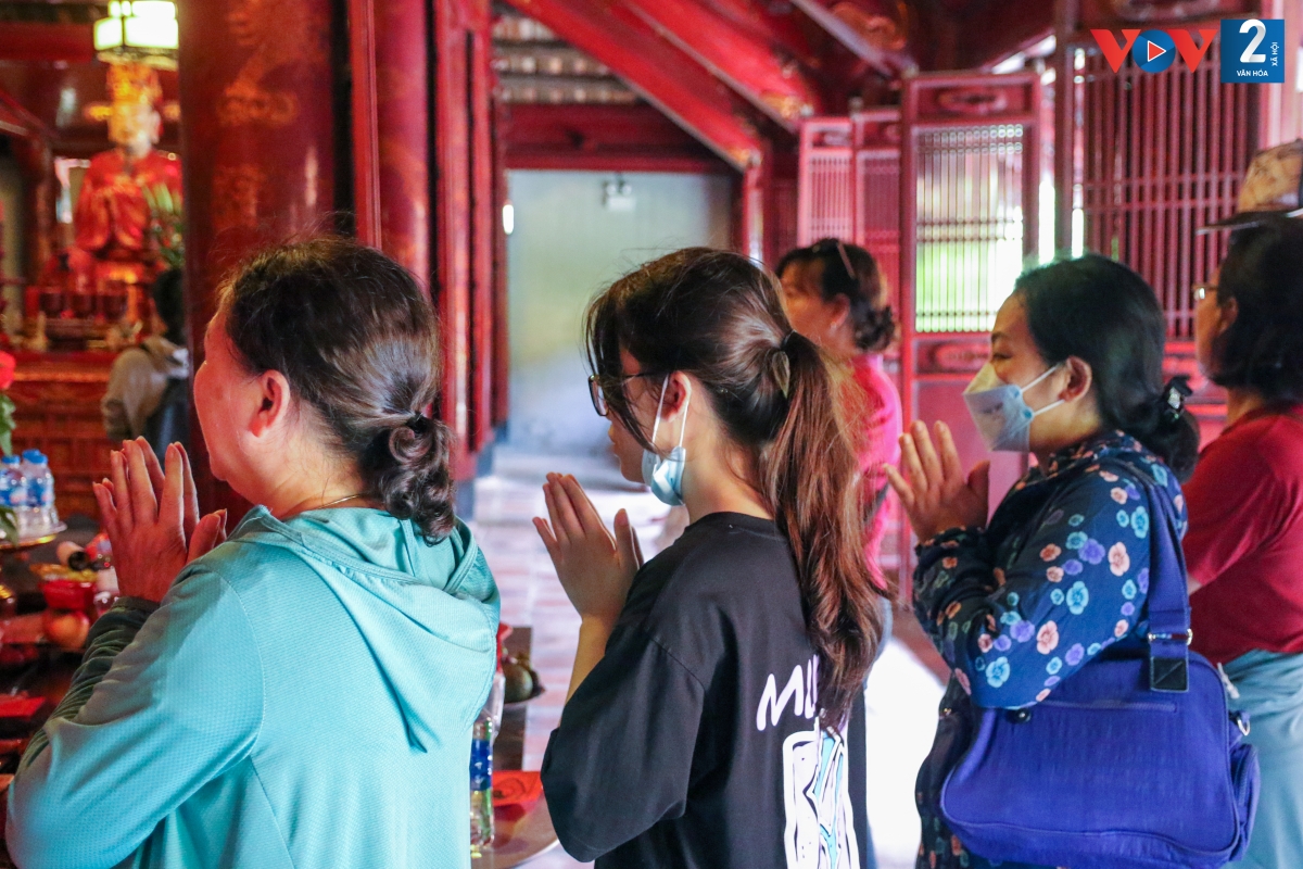 Từng tốp phụ huynh, học sinh thành kính dâng hương, cầu thuận lợi cho con em mình trong kỳ thi quan trọng