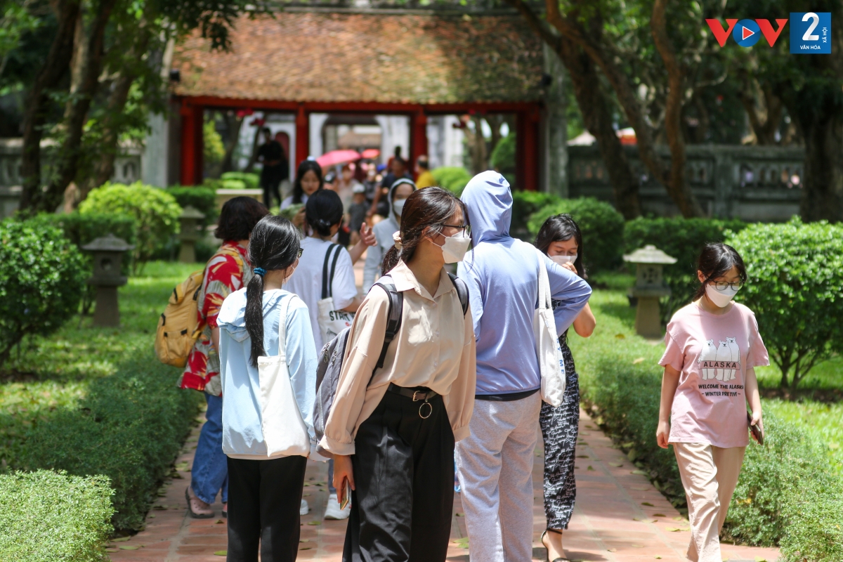 Theo ghi nhận của phóng viên VOV2, vào trưa 13/6, hàng trăm sỹ tử đến Văn Miếu - Quốc Tử Giám để cầu may cho kỳ thi vào 10 diễn ra trong những ngày tới.