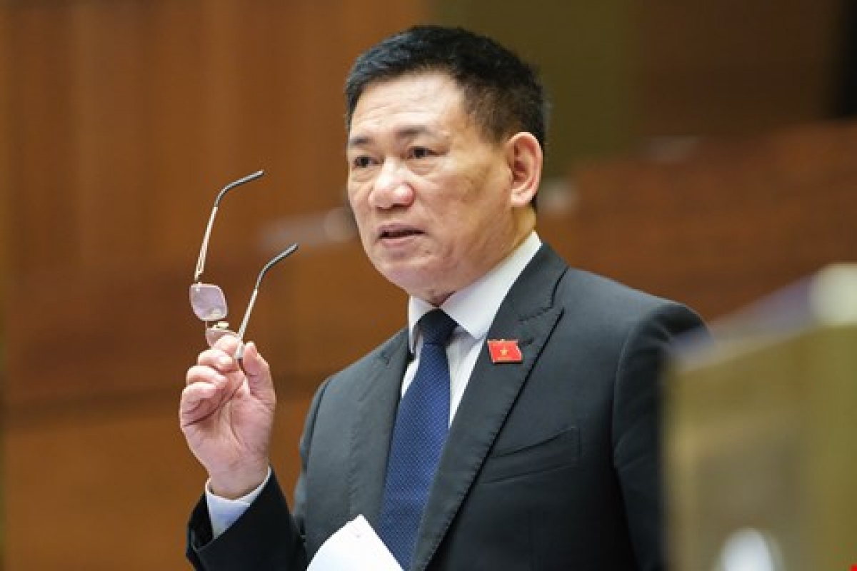 Bộ trưởng Bộ Tài chính Hồ Đức Phớc giải trình, làm rõ một số nội dung tại phiên họp.