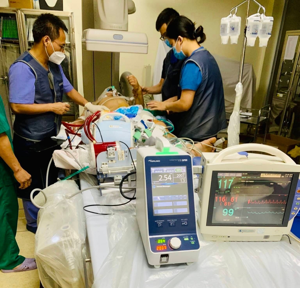 Bệnh nhân vừa chạy ECMO và vừa được can thiệp đặt stent động mạch vành