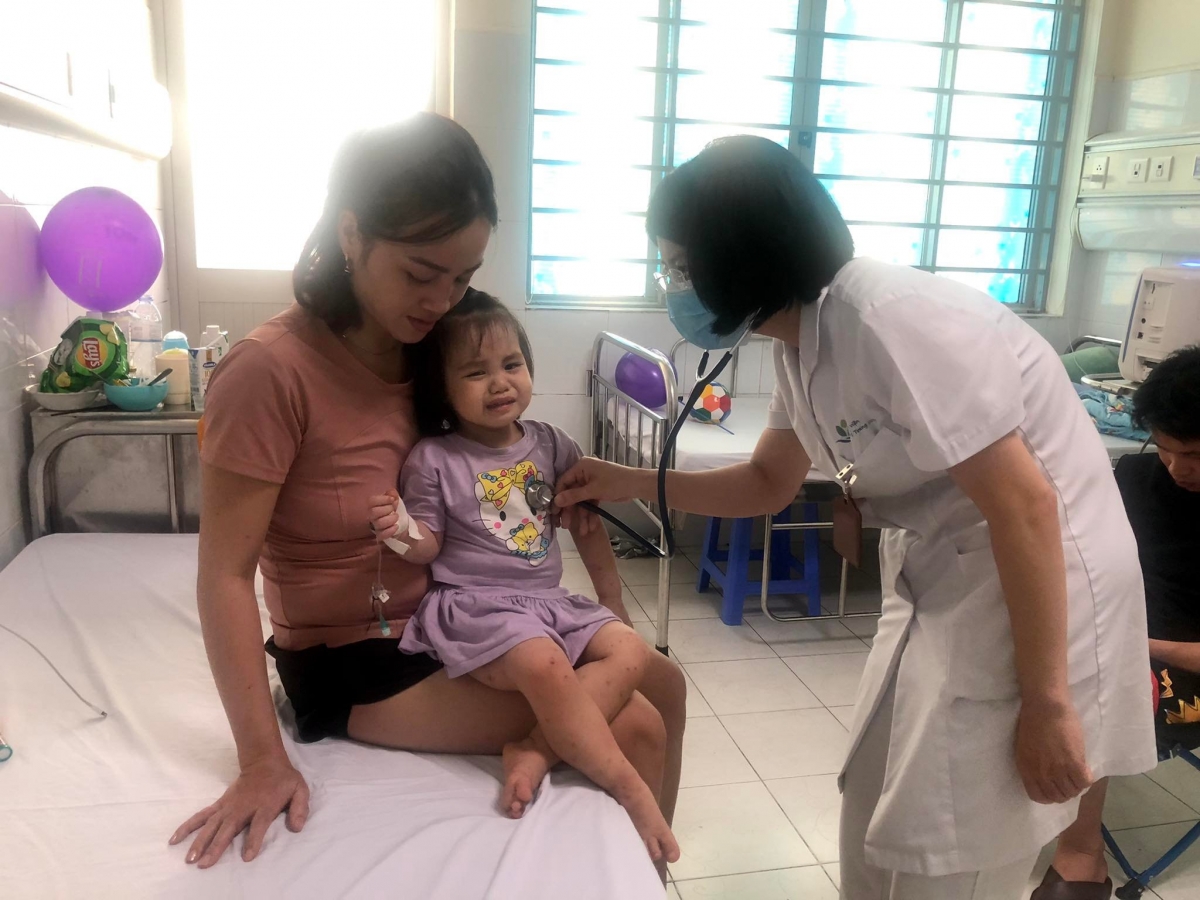 Cháu Khánh Vy quấy khóc do nổi nhiều nốt ban trong miệng gây đau
