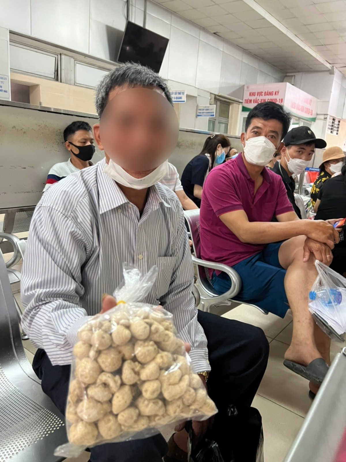 Ông N.V.D. cùng bị đối tượng dụ dỗ mua thuốc