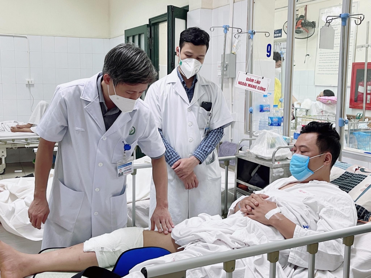 Bác sĩ đang kiểm tra chấn thương của bệnh nhân