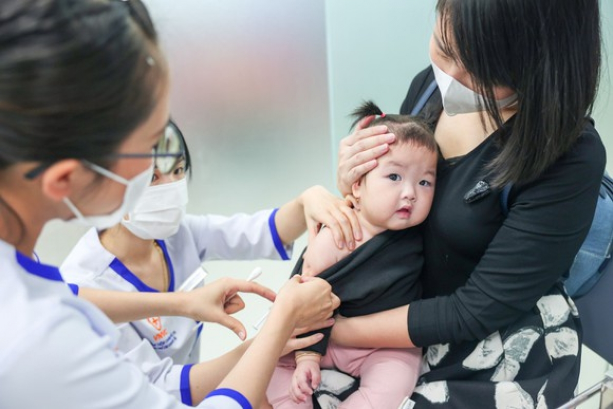 Trẻ cần được tiêm chủng đúng liều lượng, đúng thời gian