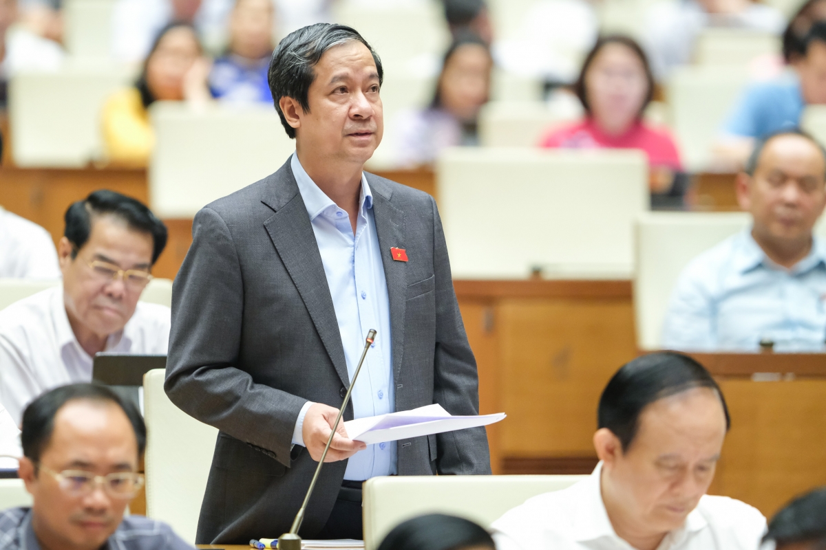 Bộ trưởng Bộ GD&ĐT Nguyễn Kim Sơn giải trình về giá sách giáo khoa và tăng học phí tại Kỳ họp thứ 3 - Quốc hội khóa XV chiều 1/6/2022
Ảnh: quochoi.vn