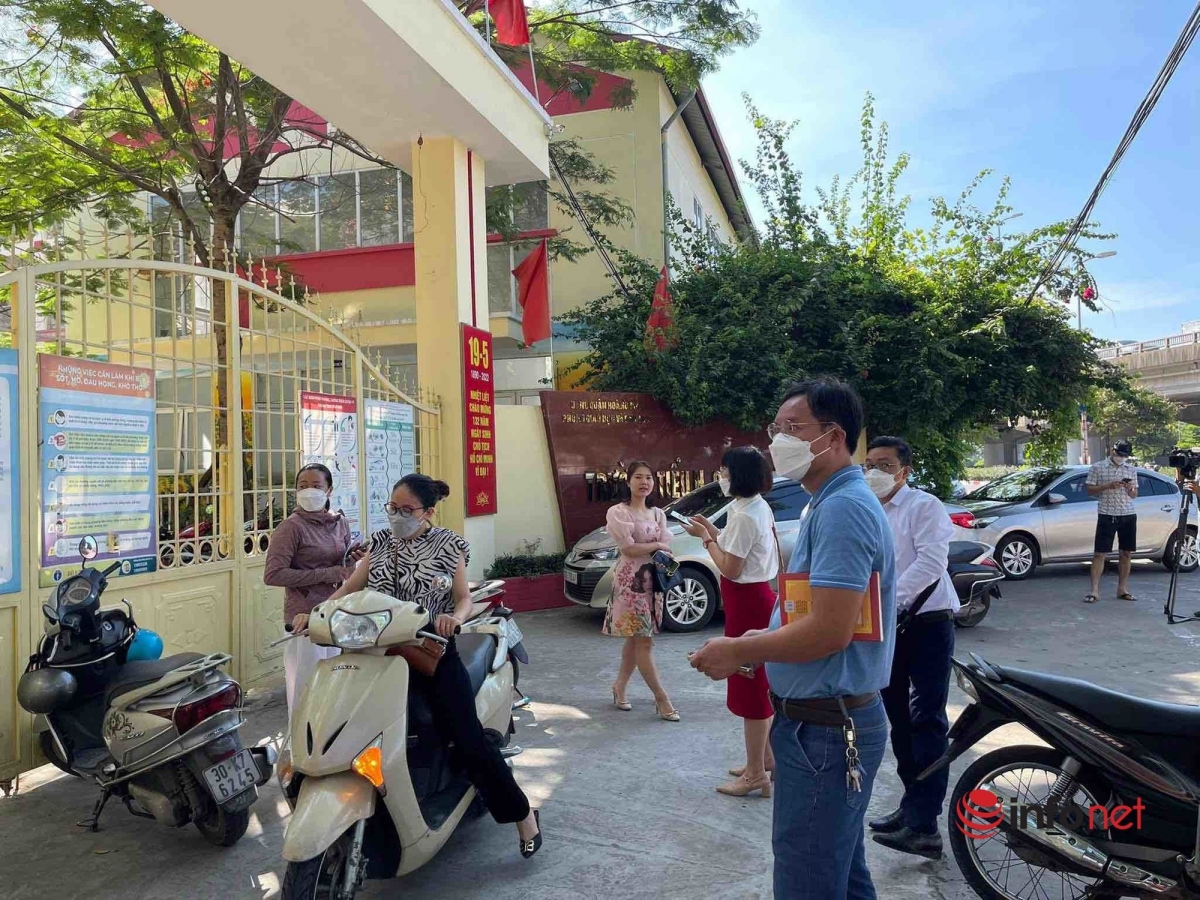 Phụ huynh tiểu học Hoàng Liệt trong ngày họp cùng nhà trường giải quyết câu chuyện chuyển tuyến học sinh. Ảnh: Infornet