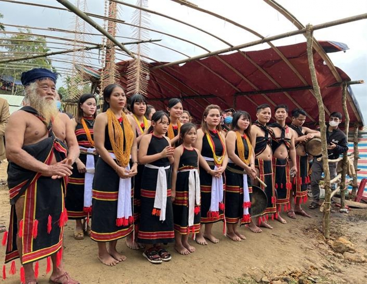 Nghệ nhân Hồ Văn Dinh trong một buổi trao truyền nghệ thuật cồng chiêng cho thế hệ trẻ ở Trà Bui