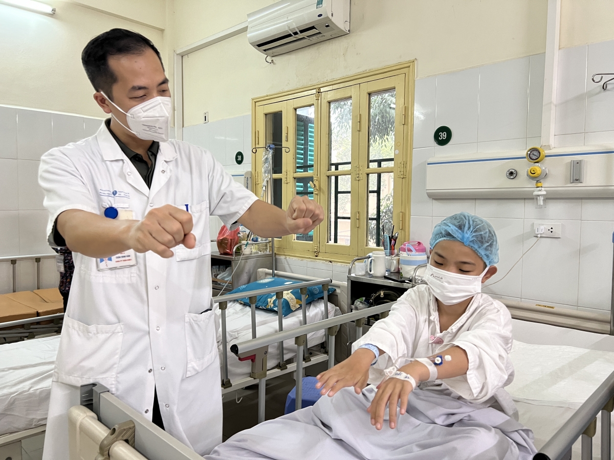 Cháu D. được BS kiểm trả khả năng vận động sau mổ